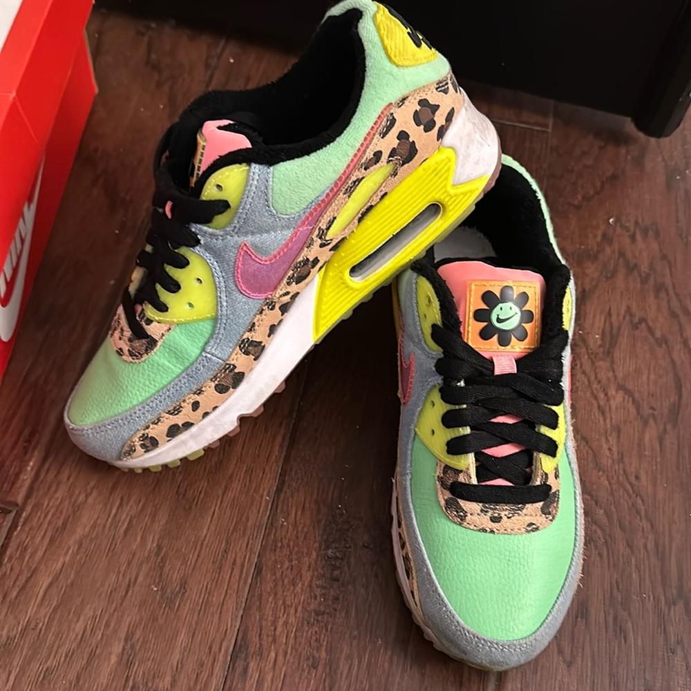 LX90 dance floor green Nikes like new size 7.5 no creases